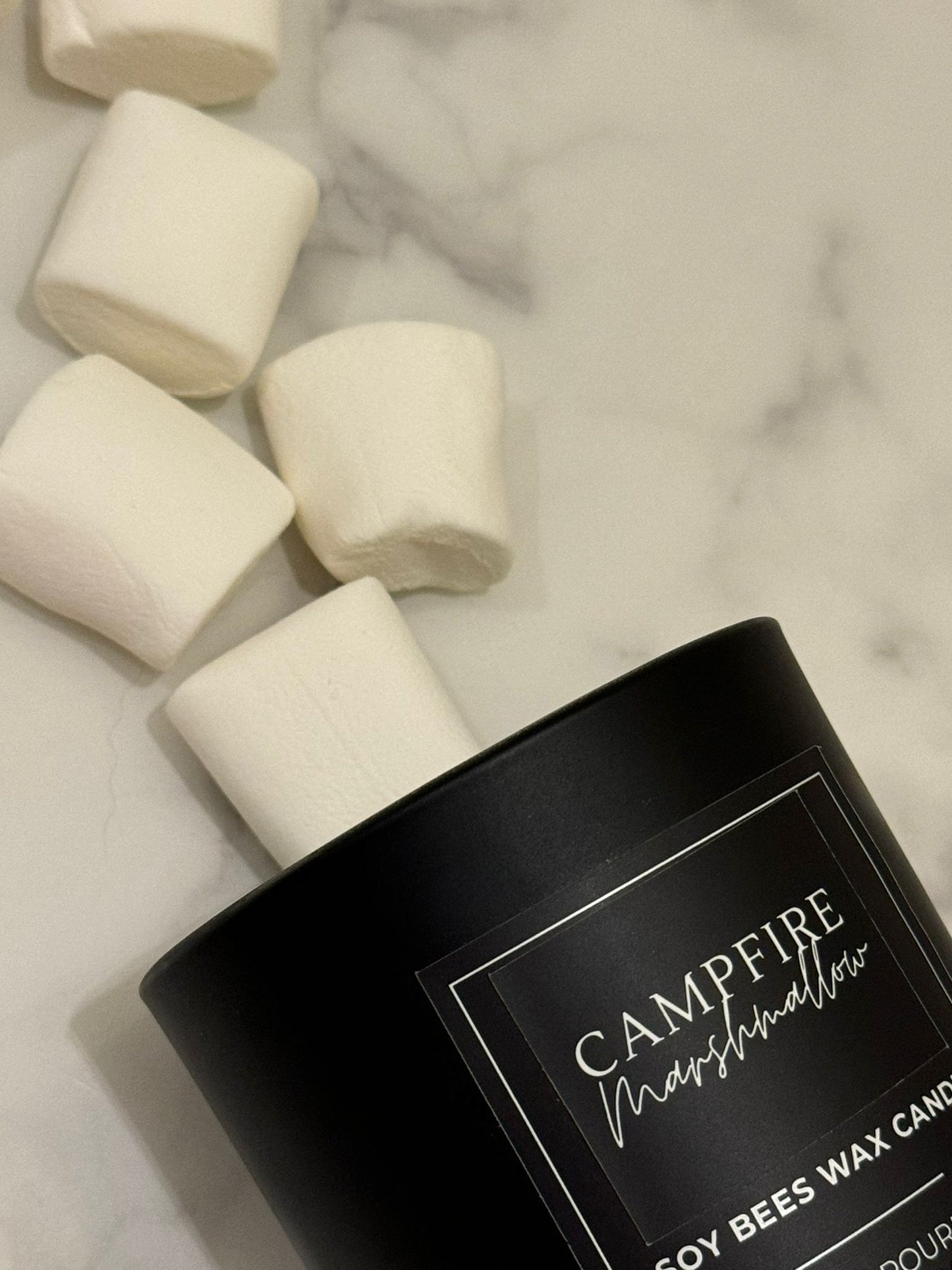 شمعة مارشميلو على شكل نار المخيم