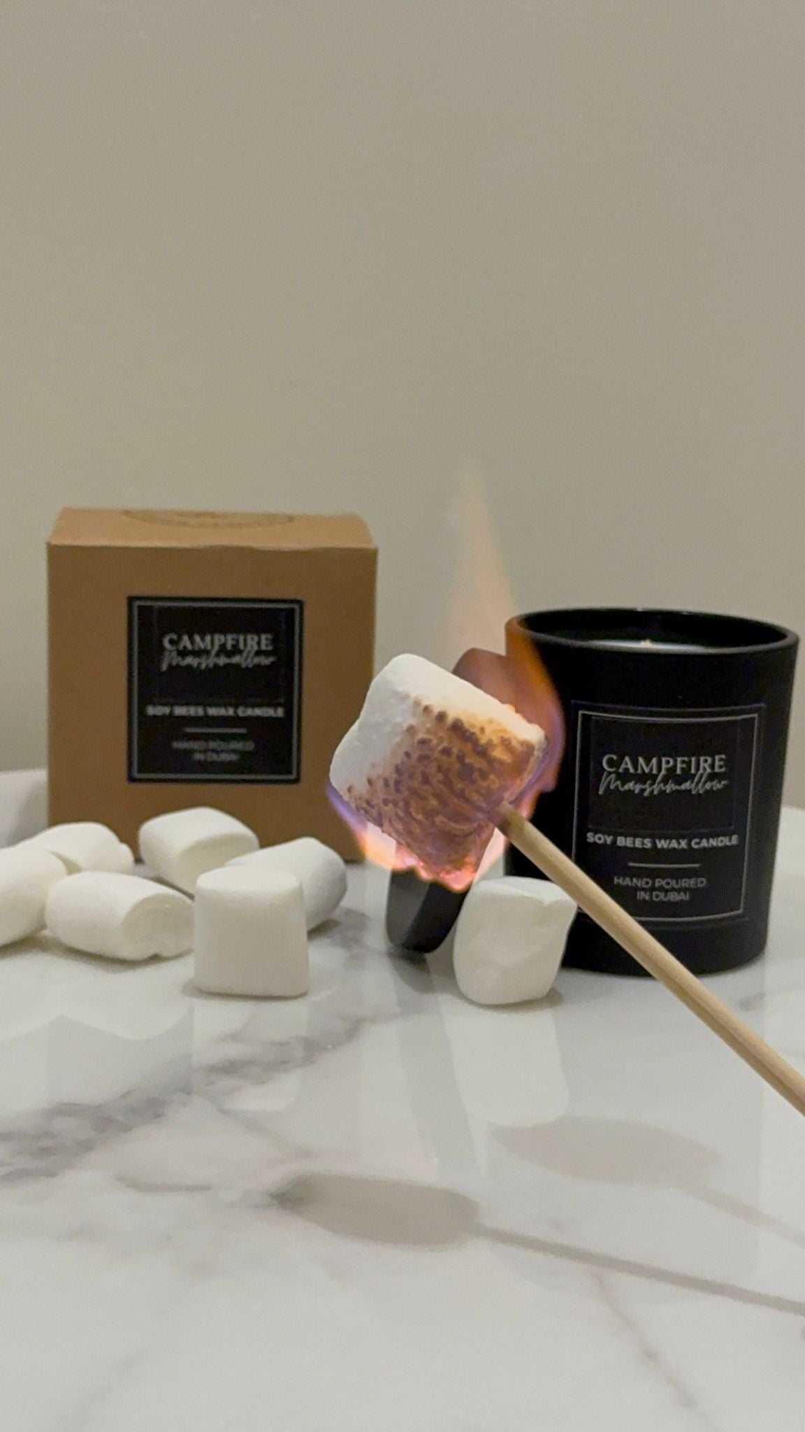 شمعة مارشميلو على شكل نار المخيم