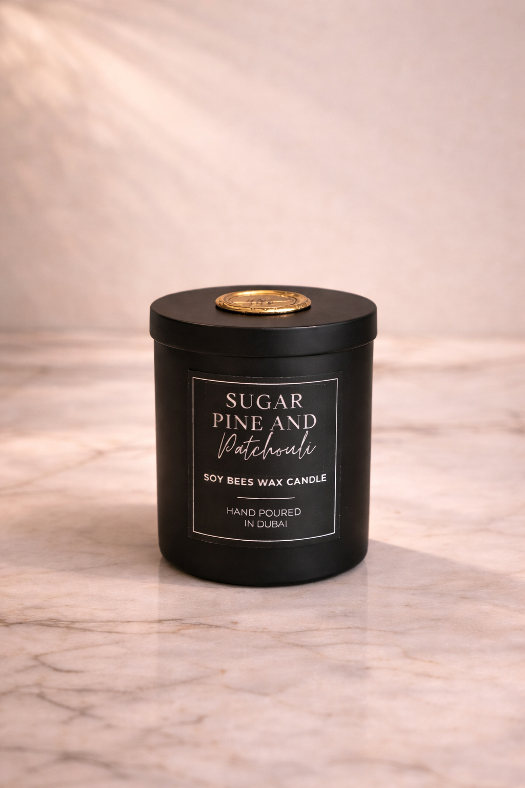 شمعة بالصنوبر والباتشولي